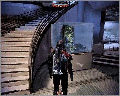 Pierwszy proteański artefakt znajduje się na piętrze, ale z jego zbadania nic konkretnego nie wyniknie - (4) Zbadanie proteańskich artefaktów - Kryjówka Handlarza Cieni - Mass Effect 2: Lair of the Shadow Broker - poradnik do gry