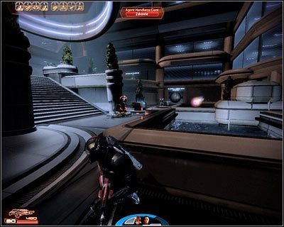 Gdy tylko odzyskasz kontrolę nad głównym bohaterem rozstaw swoich podwładnych za okolicznymi zasłonami, po czym przystąp do atakowania jednostek wroga - (7) Wyruszenie w pościg za Telą Vasir - Kryjówka Handlarza Cieni - Mass Effect 2: Lair of the Shadow Broker - poradnik do gry