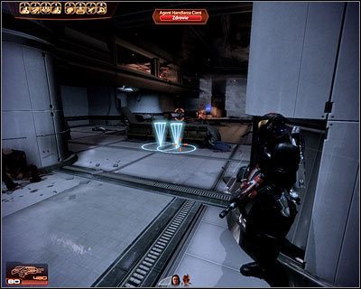 Po zakończonych walkach skieruj się w stronę schodów prowadzących na parter - (7) Wyruszenie w pościg za Telą Vasir - Kryjówka Handlarza Cieni - Mass Effect 2: Lair of the Shadow Broker - poradnik do gry