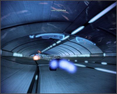 Od razu skręć w prawo i bądź gotowy do szybkiej reakcji, bo już wkrótce wywróci się wielka maszyna latająca (powyższy screen) - (8) Kontynuowanie pościgu za Vasir z użyciem ścigacza - Kryjówka Handlarza Cieni - Mass Effect 2: Lair of the Shadow Broker - poradnik do gry