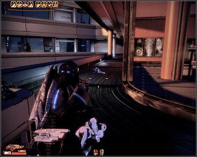 Wyjdź z powrotem na zewnątrz i udaj się w prawo, podążając ścieżką, na której będziesz odnajdywał zniszczone mechy LOKI (powyższy screen) - (11) Podążanie za śladami krwi - Kryjówka Handlarza Cieni - Mass Effect 2: Lair of the Shadow Broker - poradnik do gry