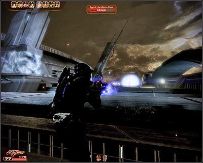 Podobnie jak w poprzednich walkach, warto celować w piorunochrony, uważając jednocześnie na to żeby samemu nie odnieść obrażeń - (13) Odnalezienie wejścia na pokład statku Handlarza Cieni - Kryjówka Handlarza Cieni - Mass Effect 2: Lair of the Shadow Broker - poradnik do gry