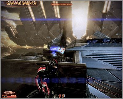 Po zlikwidowaniu najbliżej rozstawionych przeciwników przesuń się nieznacznie do przodu i przystąp do atakowania wrogów skupionych wokół kondensatorów, które są widoczne w oddali - (13) Odnalezienie wejścia na pokład statku Handlarza Cieni - Kryjówka Handlarza Cieni - Mass Effect 2: Lair of the Shadow Broker - poradnik do gry