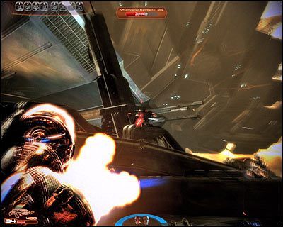 Zauważ, że niektórzy przeciwnicy będą pojawiali się nad Wami, a konkretnie w pobliżu kondensatorów zlokalizowanych na wyższym poziomie kadłuba (powyższy screen) - (14) Bronienie się przy włazie - Kryjówka Handlarza Cieni - Mass Effect 2: Lair of the Shadow Broker - poradnik do gry