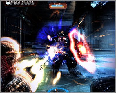 Zauważ, że Handlarz Cieni korzysta teraz z tarczy energetycznej, co skomplikuje w pewnym stopniu dalszy przebieg bitwy - (17) Pokonanie Handlarza Cieni - Kryjówka Handlarza Cieni - Mass Effect 2: Lair of the Shadow Broker - poradnik do gry