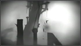 Po przejściu przez zwaloną kłodę skoczymy na drzewo, które zacznie się przewracać, musimy z niego zeskoczyć na chwilę przed tym jak uderzy o kolejny pień [1] - Rozdział 7 | Opis przejścia Limbo - Limbo - poradnik do gry