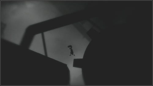 Gdy znajdziemy się wystarczająco wysoko przeskakujemy w lewo na stały grunt [1] - Rozdział 27 | Opis przejścia Limbo - Limbo - poradnik do gry