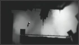 Ponownie idziemy w prawo i łapiemy za krawędź ruchomej części prasy (nie wspinamy się by stanąć, lecz spokojnie zwisamy) - Rozdział 29 | Opis przejścia Limbo - Limbo - poradnik do gry