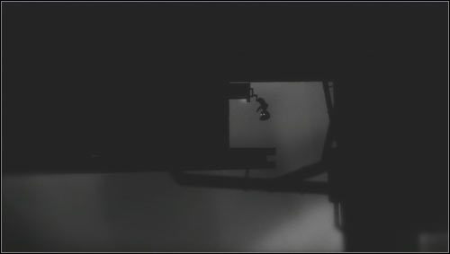 Wpadniemy do niewielkiego pomieszczenia, w którym z lewej ściany wystaje uchwyt, chwytamy za niego i ciągniemy w prawo [1] - Osiągnięcia - achievements | Bonusy Limbo - Limbo - poradnik do gry