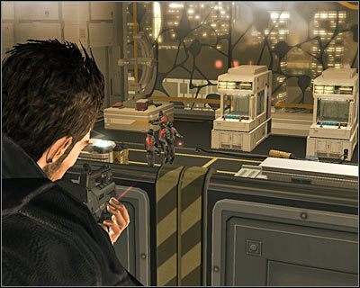 Ustaw się ostrożnie przy balustradzie górnego balkoniku - (2) Odparcie ataku na placówkę | Deus Ex Bunt Ludzkości - Deus Ex: Bunt Ludzkości - Directors Cut - poradnik do gry