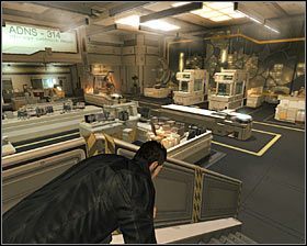Jeżeli masz zamiar unikać widocznych na dole przeciwników, to czeka Cię trudniejsze zadanie - (2) Odparcie ataku na placówkę | Deus Ex Bunt Ludzkości - Deus Ex: Bunt Ludzkości - Directors Cut - poradnik do gry