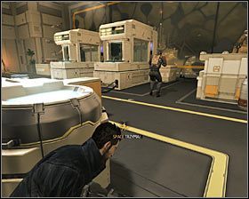 Zaczekaj na właściwy moment i zbliż się do najbliższego stołu laboratoryjnego #1 - (2) Odparcie ataku na placówkę | Deus Ex Bunt Ludzkości - Deus Ex: Bunt Ludzkości - Directors Cut - poradnik do gry