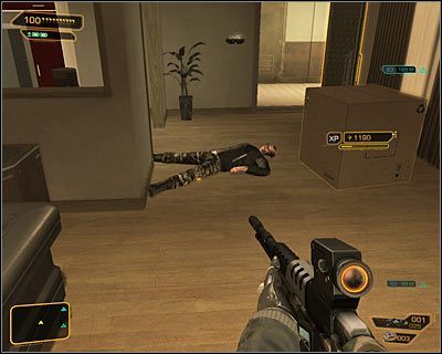 Dokładne przeczytanie drugiej wiadomości zostaw sobie na później, a to dlatego, że w mieszkaniu po chwili pojawi się uzbrojony ćpun - Mniejsze zła | Deus Ex Bunt Ludzkości - Deus Ex: Bunt Ludzkości - Directors Cut - poradnik do gry