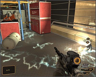 Podstawowym utrudnieniem tej lokacji są oczywiście okoliczne wyładowania, które blokują dostępu do górnych półek i tym samym do drabiny prowadzącej na wyższy poziom - (6) Dotarcie do drugiej windy | Deus Ex Bunt Ludzkości - Deus Ex: Bunt Ludzkości - Directors Cut - poradnik do gry