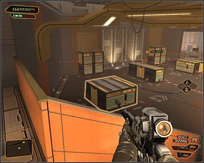 Jeżeli masz w planach omijanie wiązek laserowych i tym samym unikanie wszczęcia alarmu, to zacznij od zabrania palmtopa i rozstawienia się za lewą zasłoną (powyższy screen) - (9) Przejście przez pomieszczenie z pułapkami laserowymi | Bunt Ludzkości - Deus Ex: Bunt Ludzkości - Directors Cut - poradnik do gry