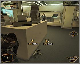 Jeżeli nie masz nic przeciwko ogłuszaniu najemników, to zaczekaj aż dwóch z nich się rozejdzie - (2) Wariant pokojowy - Wydostanie się z zasadzki | Deus Ex Bunt Ludzkości - Deus Ex: Bunt Ludzkości - Directors Cut - poradnik do gry