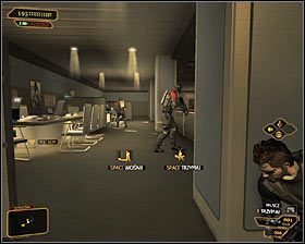 Balkoniki patrolowane są w sumie przez trzech wartowników - (3) Wariant pokojowy - Dotarcie do klatki schodowej na tyłach studia - Deus Ex: Bunt Ludzkości - Directors Cut - poradnik do gry