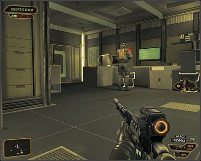 O wiele lepszym rozwiązaniem jest wybór okrężnej drogi do celu, a to dlatego, że łatwiej będziesz mógł radzić sobie z przeciwnikami, a po drodze odwiedzisz wiele pomieszczeń z wartościowymi przedmiotami - (7) Wariant pokojowy - Dotarcie do klatki schodowej | Deus Ex Bunt Ludzkości - Deus Ex: Bunt Ludzkości - Directors Cut - poradnik do gry