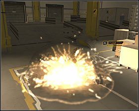 Po zniszczeniu okna na dachu możesz się zachować na dwa sposoby - (5) Wariant agresywny - Przedostanie się do wnętrza magazynu portowego - Deus Ex: Bunt Ludzkości - Directors Cut - poradnik do gry