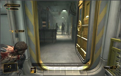 Kiedy tylko znajdziesz się przed korytarzem z kamerką, wartownicy (4 na mapie) zostaną ściągnięci z posterunku - (1) Wariant pokojowy - Ucieknij i znajdź swój sprzęt | Deus Ex Bunt Ludzkości - Deus Ex: Bunt Ludzkości - Directors Cut - poradnik do gry