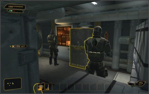 Jeden ze strażników będzie stał przed monitorem, przez co masz go wystawionego jak na tacy - (1) Wariant pokojowy - Ucieknij i znajdź swój sprzęt | Deus Ex Bunt Ludzkości - Deus Ex: Bunt Ludzkości - Directors Cut - poradnik do gry