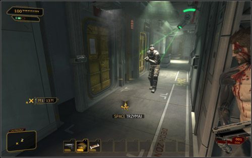 Wejdź na górę, gdzie będzie przechadzał się kolejny wartownik - (1) Wariant agresywny - Ucieknij i znajdź swój sprzęt | Deus Ex Bunt Ludzkości - Deus Ex: Bunt Ludzkości - Directors Cut - poradnik do gry