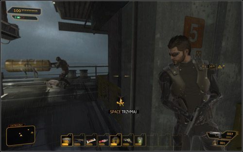 Jeśli delikwenta zlikwidujesz z broni palnej, zewsząd zlecą się pozostali wartownicy wszczynając alarm - (2) Wariant agresywny - Znajdź CIC | Deus Ex Bunt Ludzkości - Deus Ex: Bunt Ludzkości - Directors Cut - poradnik do gry