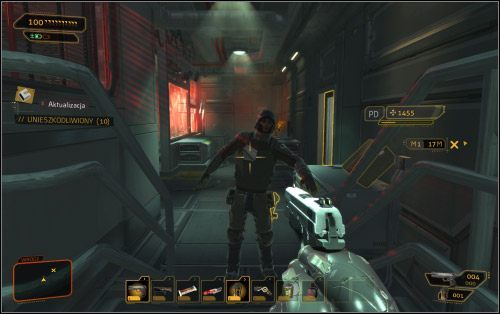 Po wysłuchaniu komunikatu od sojusznika okolicę nawiedzi dwóch strażników, z których jeden będzie trzymał w ręku strzelbę, a drugi pistolet - (2) Wariant agresywny - Znajdź CIC | Deus Ex Bunt Ludzkości - Deus Ex: Bunt Ludzkości - Directors Cut - poradnik do gry