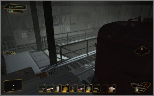 Jeśli potrafisz podnosić ciężkie rzeczy, przestaw dużą skrzynię, za którą ukryty jest kanał (N na mapie) - (1) Wariant pokojowy - Załaduj dane biometryczne do głównego komputera więziennego - Deus Ex: Bunt Ludzkości - Directors Cut - poradnik do gry