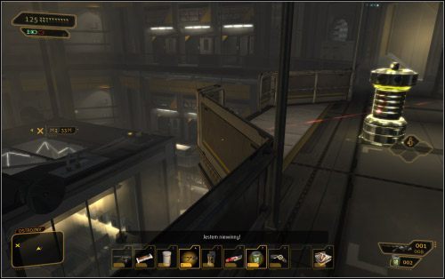 Na samej górze jedyną formą zabezpieczenia są obracające się ładunki z laserowym wykrywaczem ruchu - (2) Wariant pokojowy - Zbadaj skrzydło przesłuchań | Deus Ex Bunt Ludzkości - Deus Ex: Bunt Ludzkości - Directors Cut - poradnik do gry