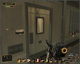 Skorzystaj teraz ze zignorowanych wcześniej dużych schodów #1, które prowadzą na poziom 2 wieży (Command Center) - (2) Dotarcie na szczyt wieży | Deus Ex Bunt Ludzkości - Deus Ex: Bunt Ludzkości - Directors Cut - poradnik do gry