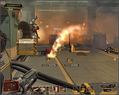 Zbliż się do głównego pomieszczenia maszynowni, w którym będzie przebywała bardzo liczna grupa oszalałych pracowników (powyższy screen) - (7) Wariant agresywny - Dotarcie do kryjówki Dawida Sarifa | Bunt Ludzkości - Deus Ex: Bunt Ludzkości - Directors Cut - poradnik do gry