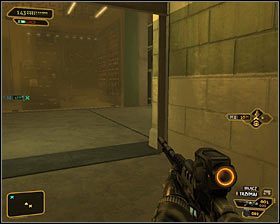 Jeżeli masz zamiar unikać wzroku przeciwników, to musisz odczekać aż zaczną oni iść w stronę wyjścia z hotelu i szybko udać się prosto - (13) Wydostanie się z hotelu kapsułowego - Polowanie na hakera - Deus Ex Bunt Ludzkości - poradnik akt II - Hengsha