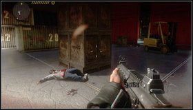 Za samochodami gangsterów zawracamy w lewą stronę i walczymy pomiędzy skrzyniami - Na piechotę - Rozdział 4 - Call of Juarez: The Cartel - Eddie Guerra - poradnik do gry