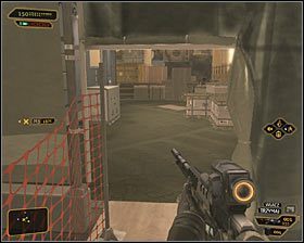 Drugi sposób na przedostanie się na teren portu to odsunięcie dużych skrzyń zasłaniających dziurę w ogrodzeniu - (3) Przedostanie się na teren portu - Rejs na gapę - Deus Ex Bunt Ludzkości - poradnik akt IV - Hengsha 2, Singapur, Panchaja, zakończenia