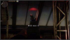 Przebiegamy przez oświetlony hangar [1] i w następnej części zabijamy przeciwników, którzy pojawią się po przeciwległej stronie powyżej - Ukryta okazja - Rozdział 4 - Call of Juarez: The Cartel - Kimberly Evans - poradnik do gry