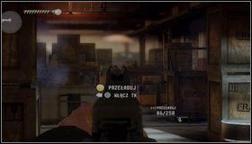 Gangsterzy czają się u góry, na platformach z barierkami [1] i na dole, pomiędzy skrzynkami - Finalny hangar - Rozdział 4 - Call of Juarez: The Cartel - Kimberly Evans - poradnik do gry