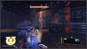 Po wejściu do kolejnego pomieszczenia, podbiegnij szybko do pojemników z lewej [1] - 10 - Dom Tajemnic - Opis przejścia - Warhammer 40,000: Space Marine - poradnik do gry