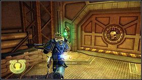 Po przejściu przez drugą bramę, uzupełnij amunicję w zbrojowni z lewej [1] i ruszaj dalej przez siebie [2] - 13 - Przebudzenie Olbrzyma - Opis przejścia - Warhammer 40,000: Space Marine - poradnik do gry
