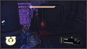 Po uruchomieniu wieżyczek, cofnij się kilka kroków i wejdź do budynku po lewej [1] - Rozdział 12 - Serwoczaszki - Warhammer 40,000: Space Marine - poradnik do gry