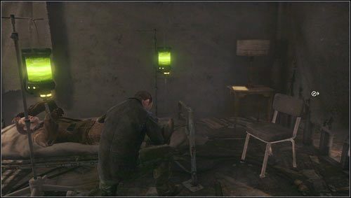 Na początku rozdziału wejdziemy do sali medycznej, w której leży mężczyzna podpięty do kroplówek [1] - Dzienniki Haven, OK | Dzienniki Resistance 3 - Resistance 3 - poradnik do gry
