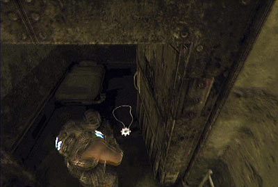 Po opuszczeniu celi skręć od razu w prawo, wyważ z kopa metalowe drzwi i podnieś leżący na ziemi nieśmiertelnik #1 - Prolog - Burzliwa przeszłość | Akt 1 w Gears of War 3 - Gears of War 3 - poradnik do gry (opis przejścia, nieśmiertelniki, osiągnięcia)