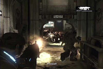 Następnie zmień ją na karabin i eliminując kolejnych wrogów zacznij kierować się w stronę sali, gdzie przebywa otoczony przez przeciwników Prescott - I - Zakotwiczeni | Akt 1 w Gears of War 3 - Gears of War 3 - poradnik do gry (opis przejścia, nieśmiertelniki, osiągnięcia)