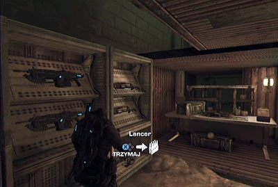 Jeśli chcesz to przed wyruszeniem w dalszą drogę możesz uzbroić się w sporej zbrojowni, którą znajdziesz w kontenerze stojącym na lewo od środka sali - IV - Pomocna dłoń | Akt 1 w Gears of War 3 - Gears of War 3 - poradnik do gry (opis przejścia, nieśmiertelniki, osiągnięcia)