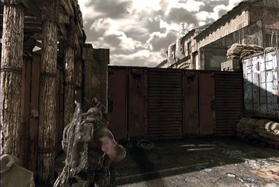 Przejdź do dalszej części obozu i przejdź przez czerwoną bramę, którą otworzy ci strażnik - IV - Pomocna dłoń | Akt 1 w Gears of War 3 - Gears of War 3 - poradnik do gry (opis przejścia, nieśmiertelniki, osiągnięcia)