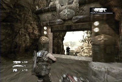 Po zabiciu wroga przejdź przez otwartą bramę, która znajduje się w małym kanionie z lewej - II - Dom z piasku | Akt 2 w Gears of War 3 - Gears of War 3 - poradnik do gry (opis przejścia, nieśmiertelniki, osiągnięcia)