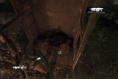 Nie wchodź jeszcze do budynku, a zamiast tego udaj się do zniszczonej budowli z lewej strony (pali się w niej ogień w beczce) - I - Z prochu powstałeś | Akt 4 w Gears of War 3 - Gears of War 3 - poradnik do gry (opis przejścia, nieśmiertelniki, osiągnięcia)