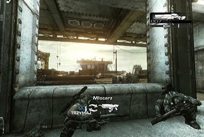 Po oczyszczeniu placu wejdź do budynku i skorzystaj z windy, aby dostać się na górę - V - Bon Voyage | Akt 4 w Gears of War 3 - Gears of War 3 - poradnik do gry (opis przejścia, nieśmiertelniki, osiągnięcia)