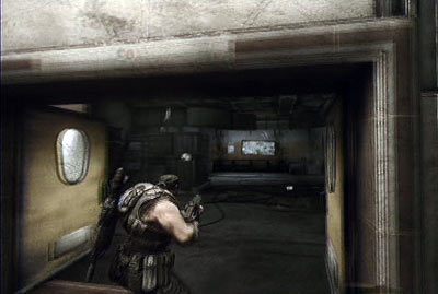 Przejdź teraz przez drzwi z prawej, aby rozpocząć poszukiwania paliwa - V - Bon Voyage | Akt 4 w Gears of War 3 - Gears of War 3 - poradnik do gry (opis przejścia, nieśmiertelniki, osiągnięcia)