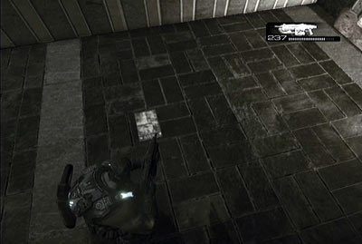 Po wejściu na szczyt schodów skieruj się na chodnik położony przed stację i przejdź do jego lewej części - I - Dom daleko od domu | Akt 5 w Gears of War 3 - Gears of War 3 - poradnik do gry (opis przejścia, nieśmiertelniki, osiągnięcia)